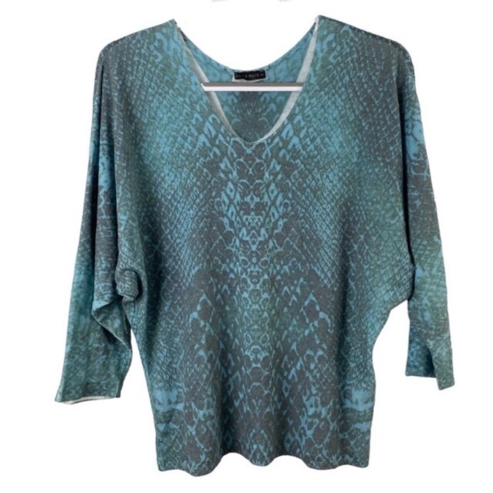 Nally & Millie Printed V-Neck Top Sweater - Picture 6 of 6
